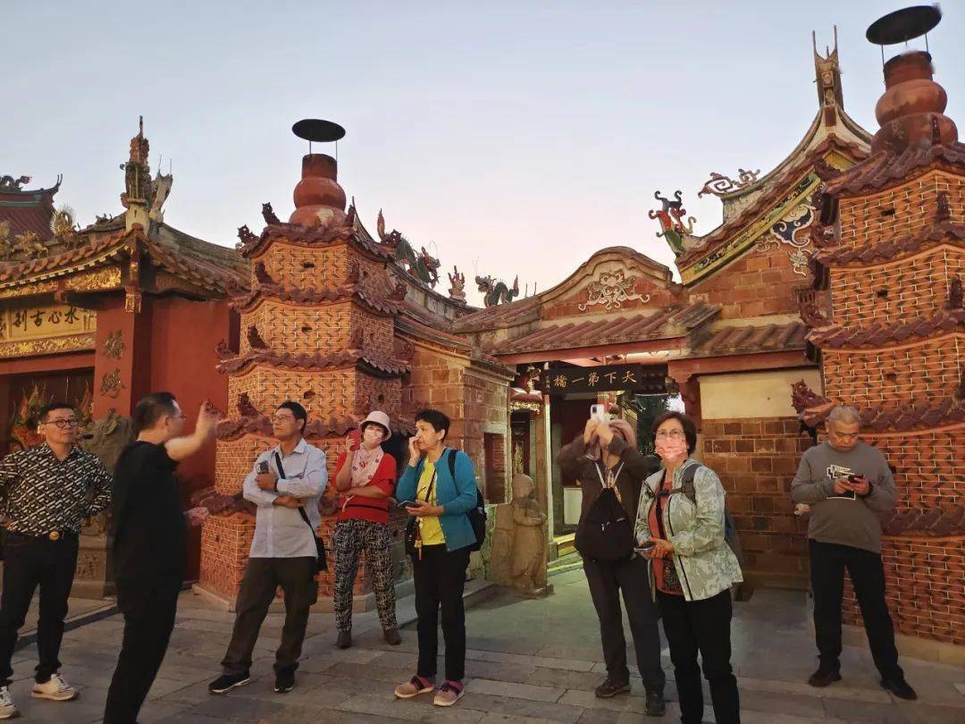 霞光漫天的傍晚,移步走上古桥,那新旧不一的桥板,还有水心亭,石将军