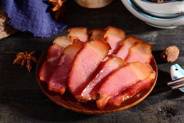 "禁止私熏腊肉"为何引争议?_居民_污染_熏肉