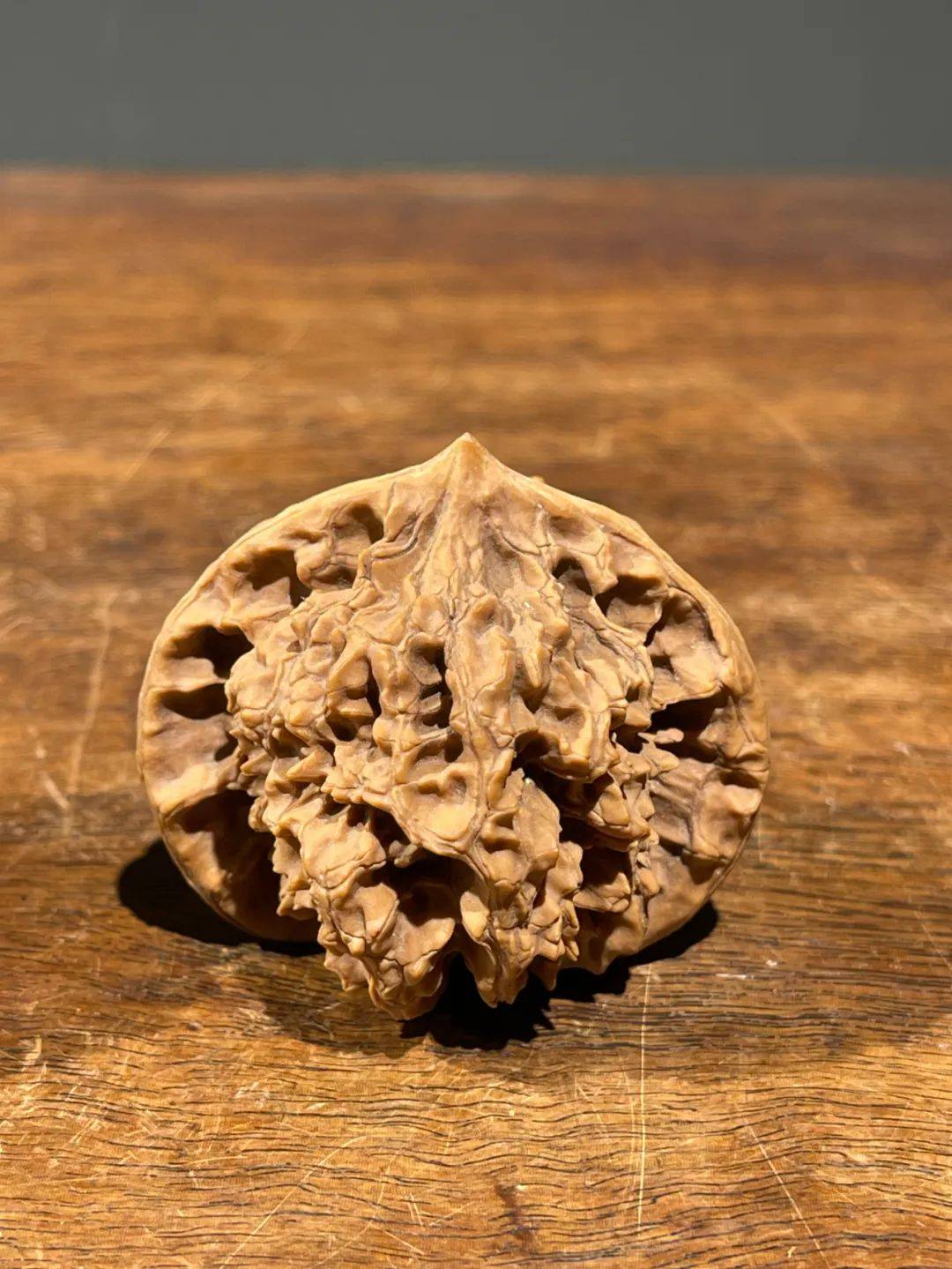 这是一对收藏级文玩核桃以及摆放核桃收纳的木盒文玩核桃是天然核桃