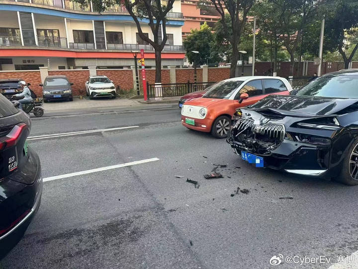 宝马7系追尾蔚来es8!宝马前脸稀碎,蔚来无伤!只因更硬?