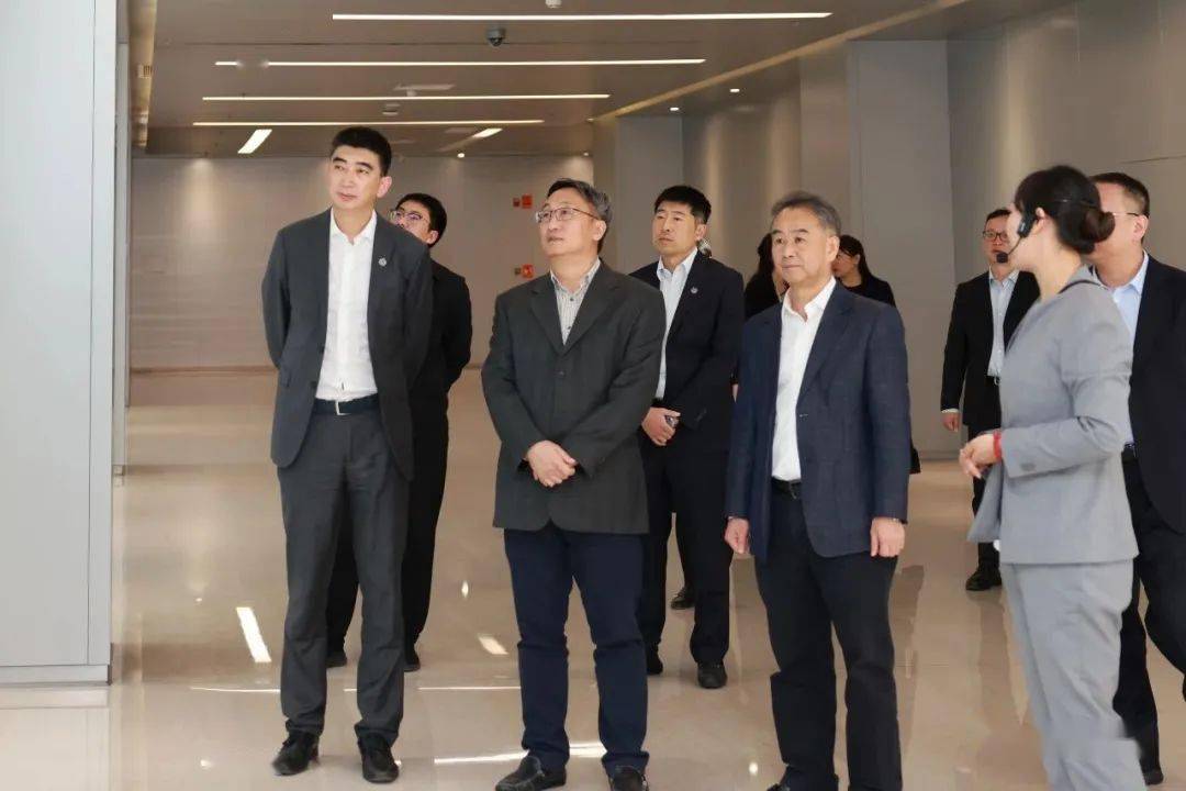 云南白药集团党委书记张文学,董事,首席执行官,总裁董明,首席财务官马