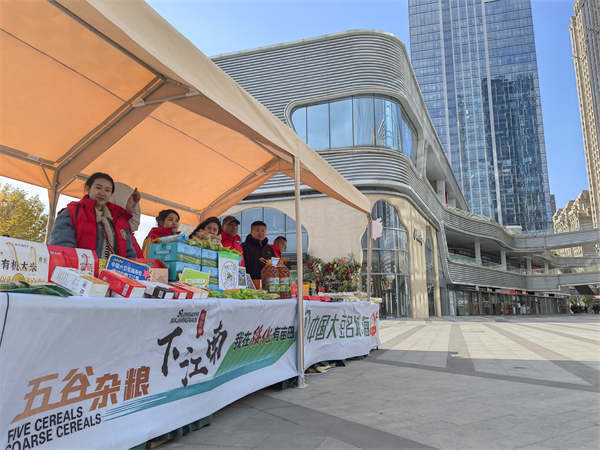 "五谷杂粮下江南·我在绥化有亩田"海伦团队走进郑州开展地推活动