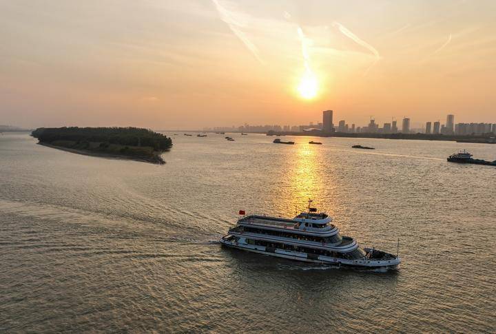 长江渡轮驶离中山码头(11月12日摄,无人机照片).