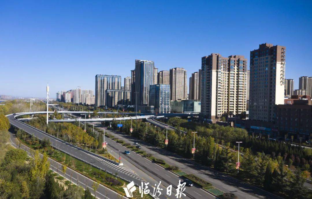 临汾城区格外美丽湛蓝天空映衬的11月23日关注我们