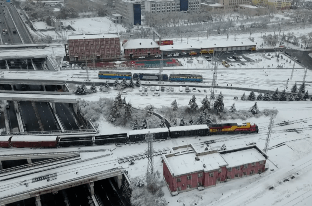 集团公司调度所组织佳木斯,南岔,三间房站等编组站帮助编组37列,迂回