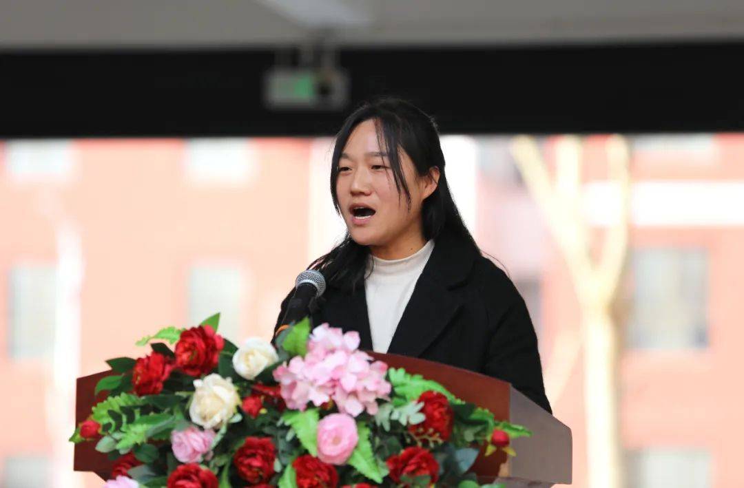 7授倒计时牌大会第七项,由温县一中党委书记,校长王娟,副校长张国运