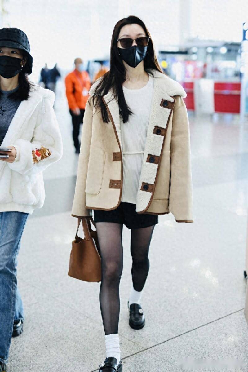 宋轶身穿皮毛一体外套 丝袜 乐福鞋 白袜子时尚亮眼