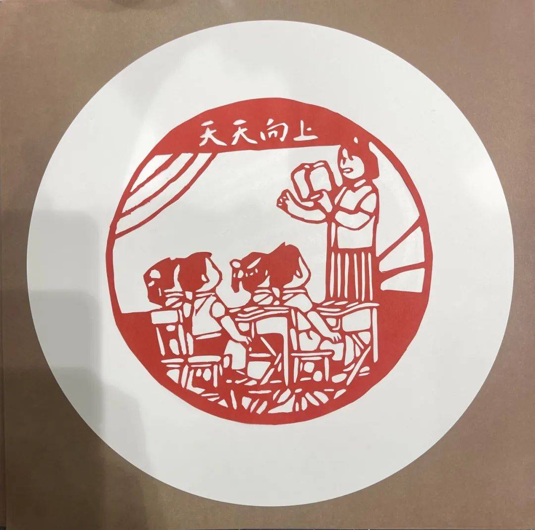 剪纸"美丽校园我的家"书画展吸引了众多师生前来参观.