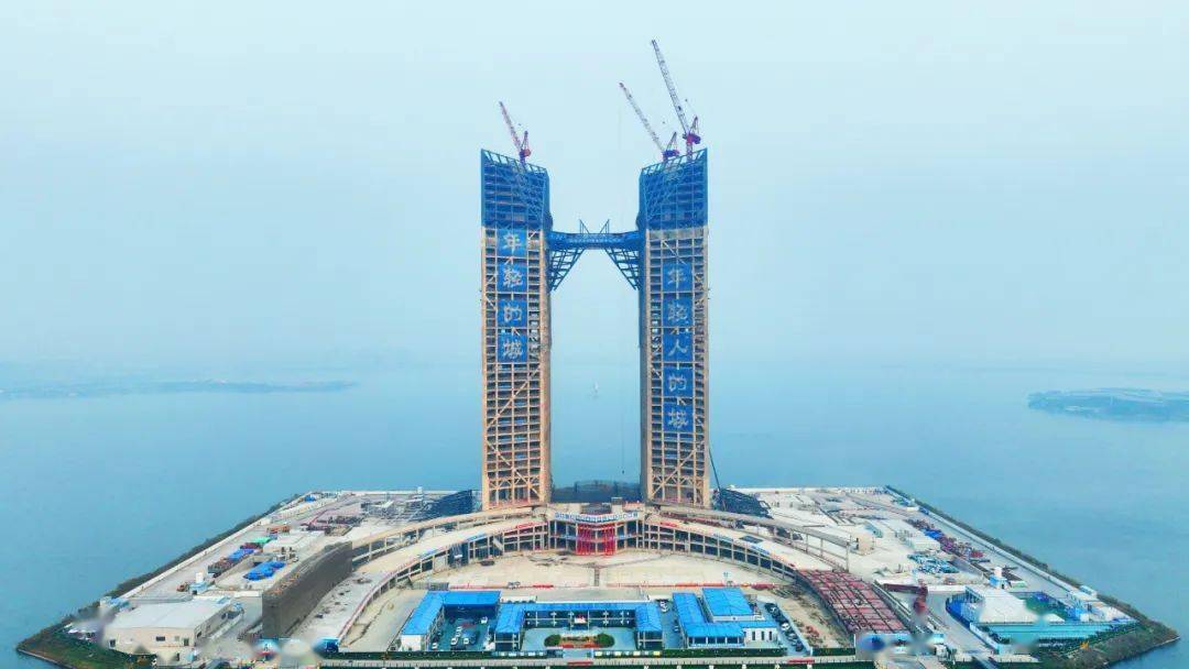 高空"交汇"!华东公司临港西岛金融中心项目钢结构锥体末次提升完成