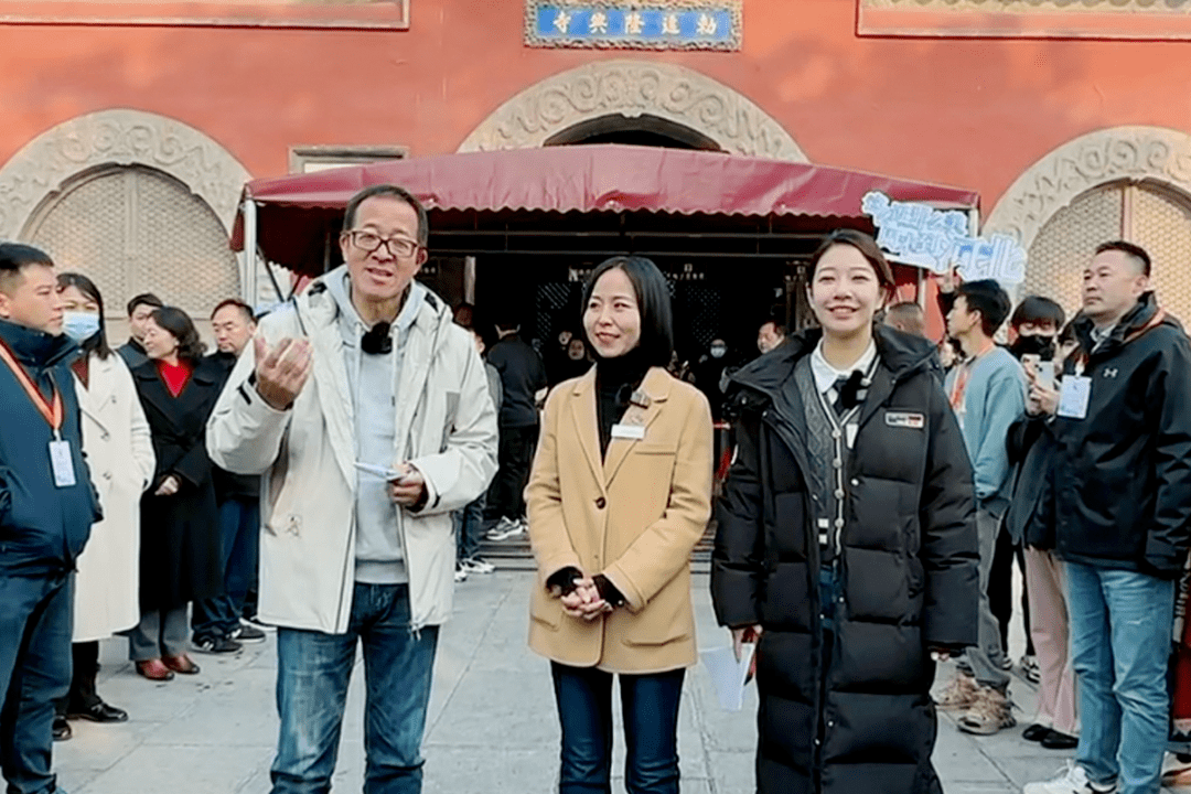 俞敏洪,東方甄選主播舒陽與吳橋雜技表演者合影東方甄選主播小韓(右)