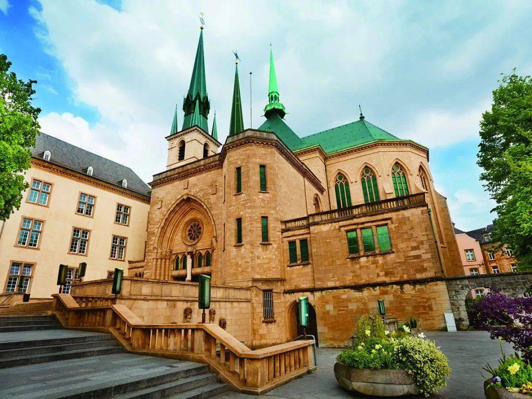 卢森堡圣母主教座堂是卢森堡市的一座罗马天主教教堂,之前是一座耶稣