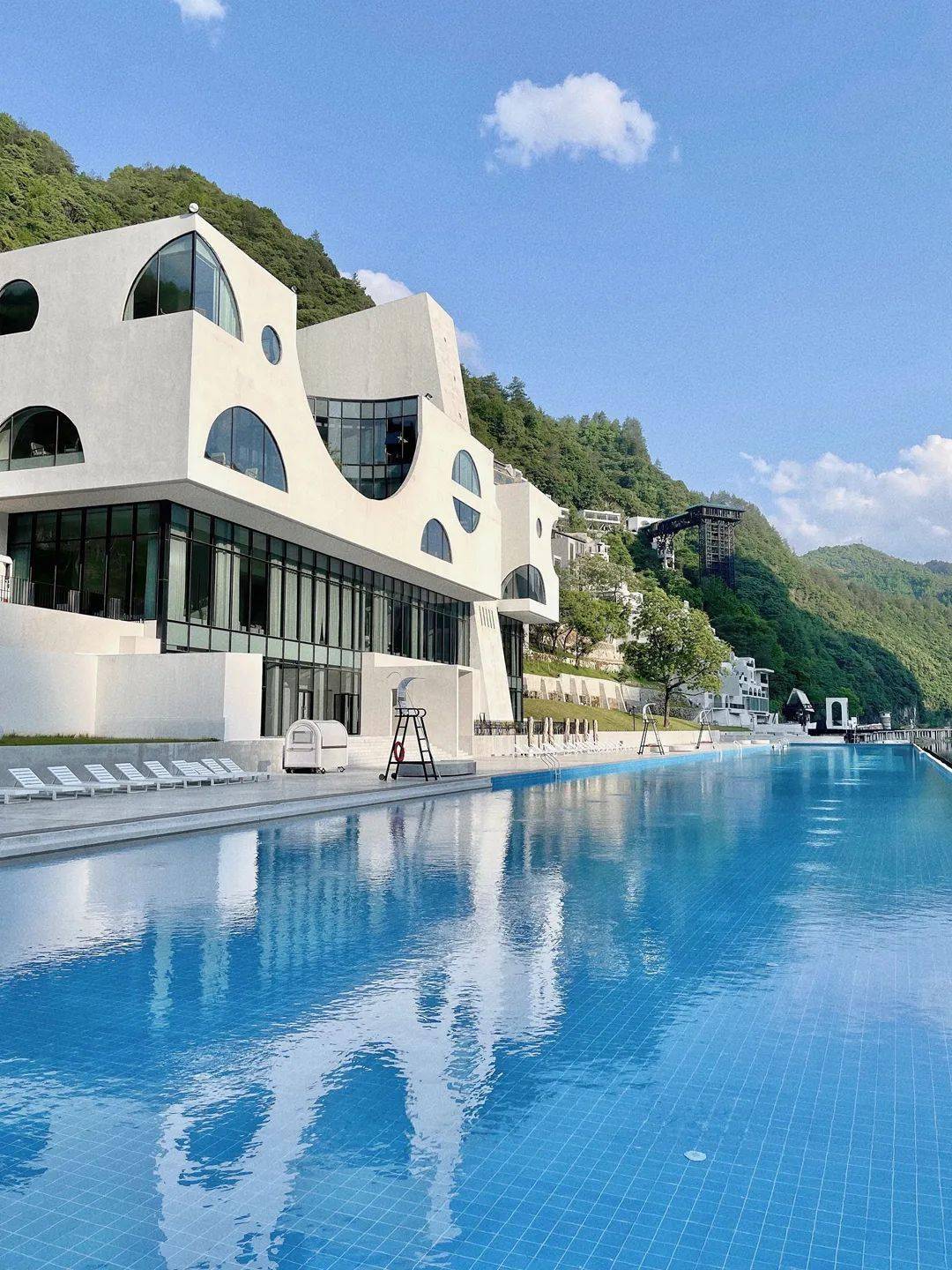 悬崖上的天空之城 | 浙江那云温泉度假村_空间_建筑_中心