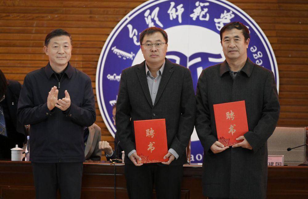 包头师范学院党委书记黄海(右)和包头市委宣传部一级调研员王建新