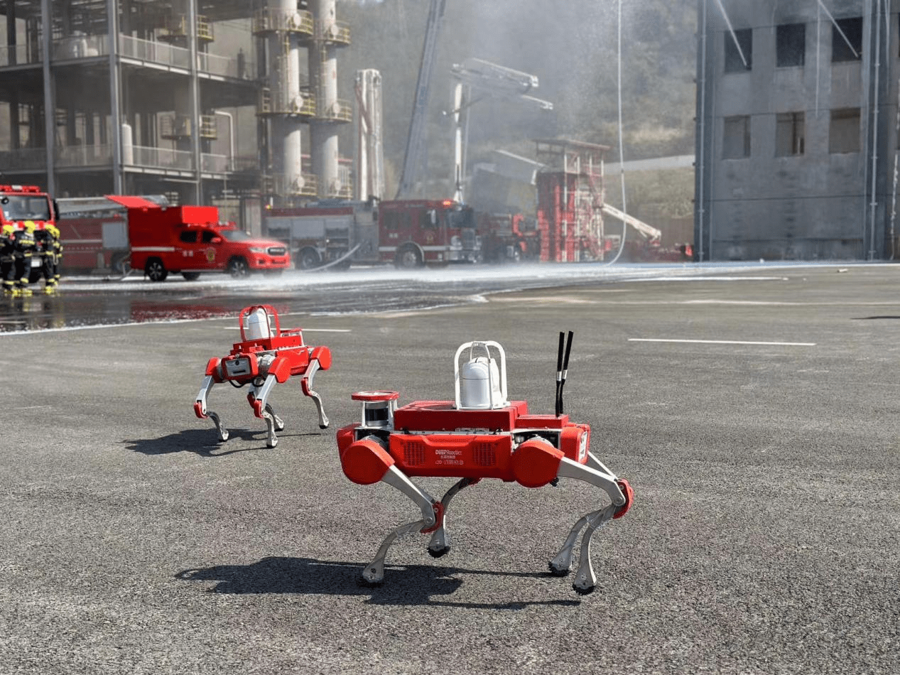 在众多的展示装备中,一个造型酷似小狗的四足机器令人眼前一亮.