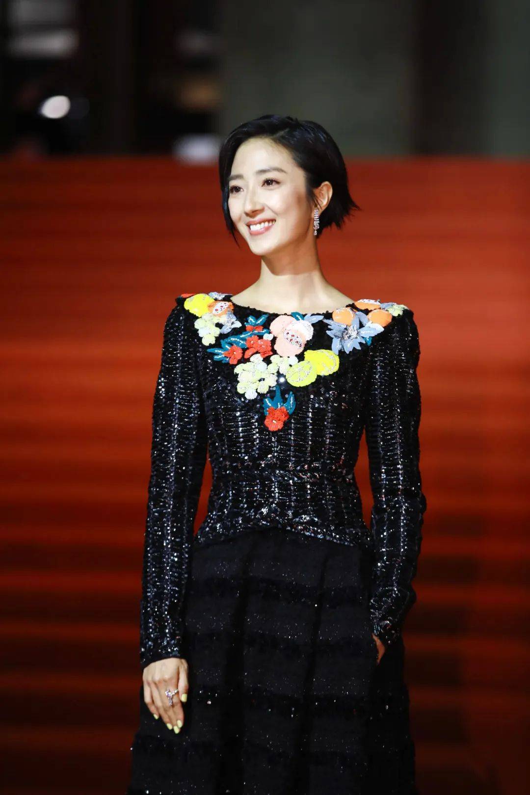 桂纶镁得气质太好了,什么衣服都能 hold 住.