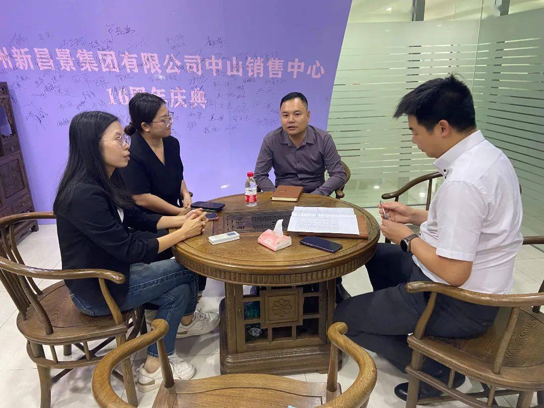 朱敏莉实地走访镇内牛仔服装企业▲镇领导郑军勇实地走访镇内牛仔服装