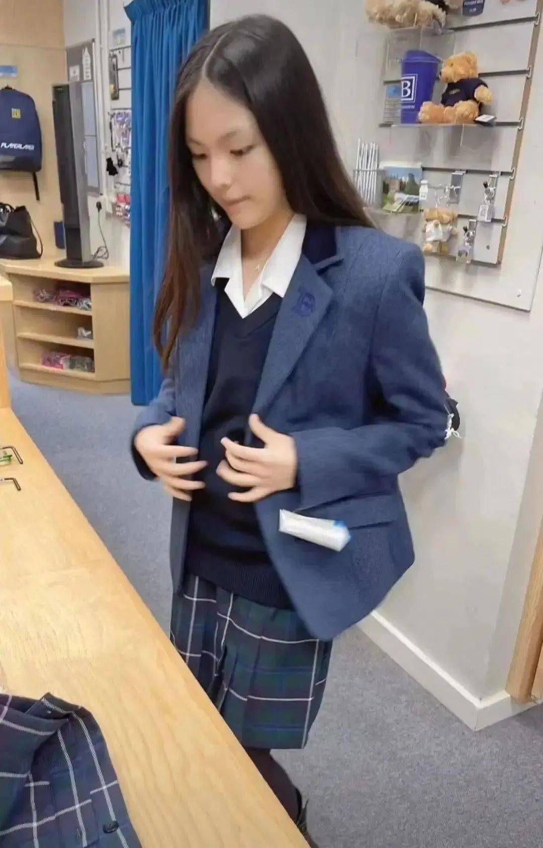 章泽天(奶茶妹妹)伦敦大学被偶遇,疑似为女儿选学校?