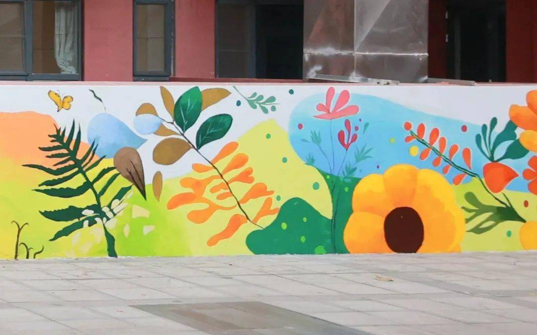 墙绘完成后,大学生文明督导岗,美术学院的青年学生邀请养老院的老人们