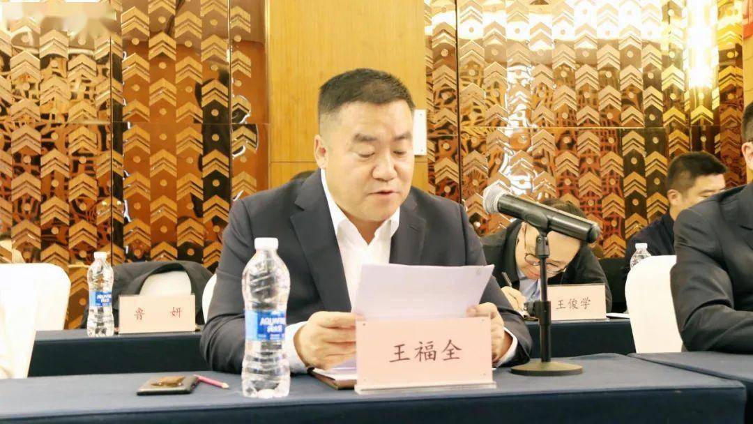 签约仪式上,王福全县长介绍了徽县县情及金徽酒发展情况.