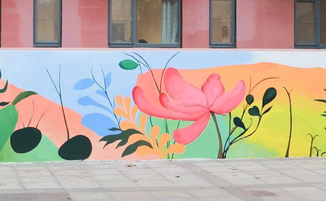 墙绘完成后,大学生文明督导岗,美术学院的青年学生邀请养老院的老人们