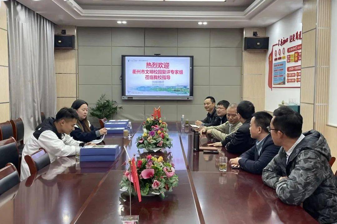 11月21日早上,县教育局党委书记,局长葛晓飞采取"四不两直"方式深入马