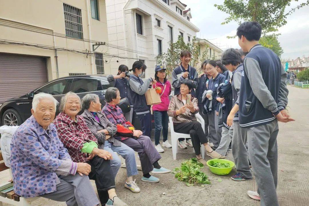 劳作过后,师生来到了申隆一村和申隆二村,开展社会调查活动.