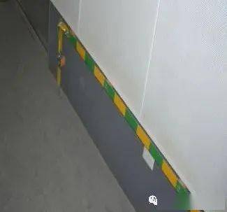 电气井桥架及母线接地利用竖井垂直敷设的镀锌扁铁作为接地体,将母线