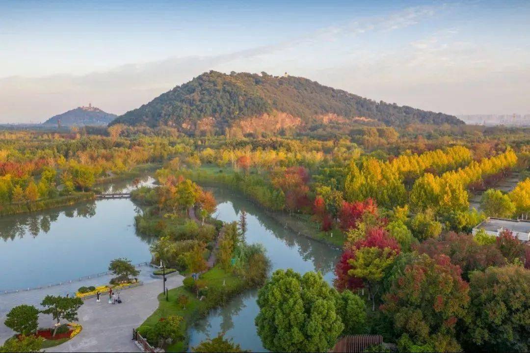 以"中国佛教八小名山"狼山居首,马鞍山,剑山,军山,黄泥山星罗棋布的