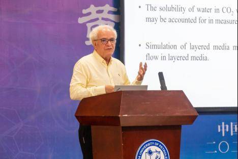 美国莱斯大学杰出教授,1975年在伊利诺伊理工学院获工程博士学位,曾在