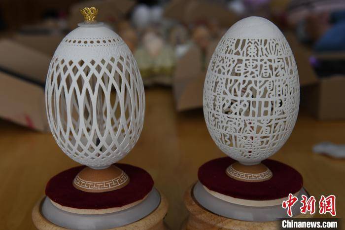 图为利用鹅蛋蛋壳雕刻完成的蛋雕作品