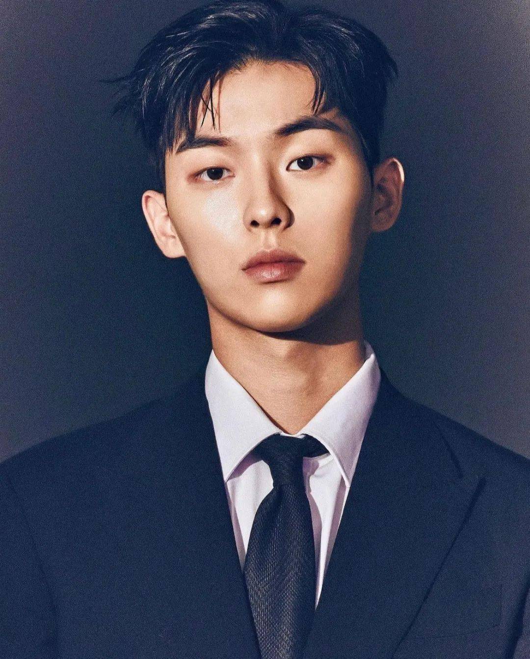 看看这位演员以前的偏分碎发明明又酷又好看可见露额头的发型才是