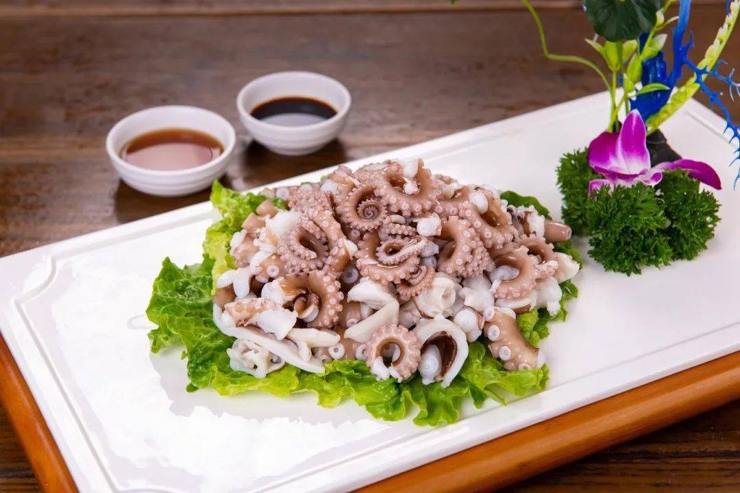 千里之足(白灼章鱼)兴旺鲳盛(葱油鲳鱼)鱼跃龙门(酒香黄鱼)一带一路