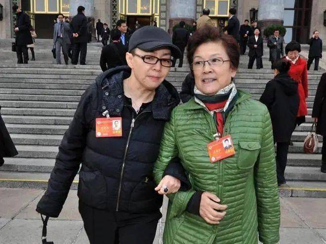 宋春丽携老公回青岛老家,不染白发也没有扮嫩,72岁气色红润饱满,是个