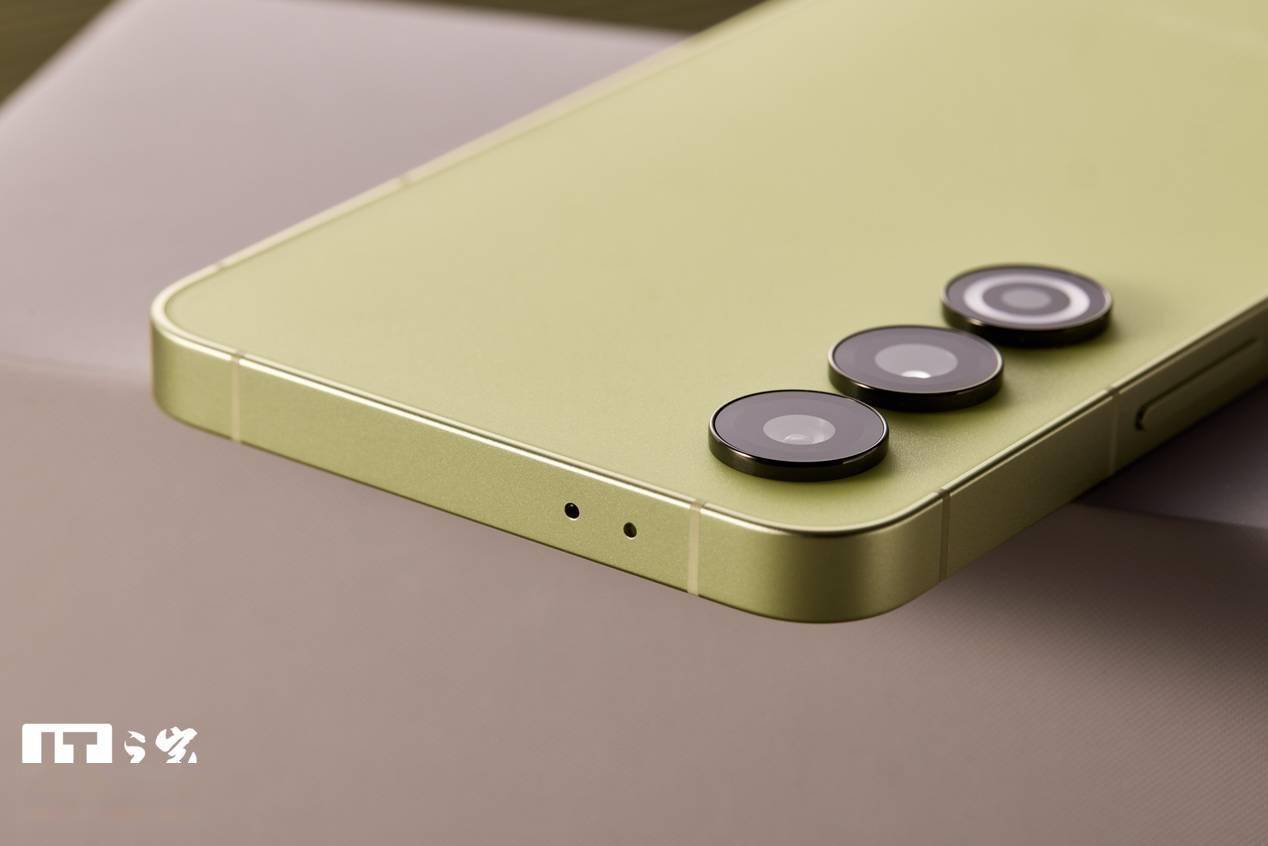 魅族 21 的中框底部依旧为扬声器开孔   usb-c 口   sim 卡槽,顶部
