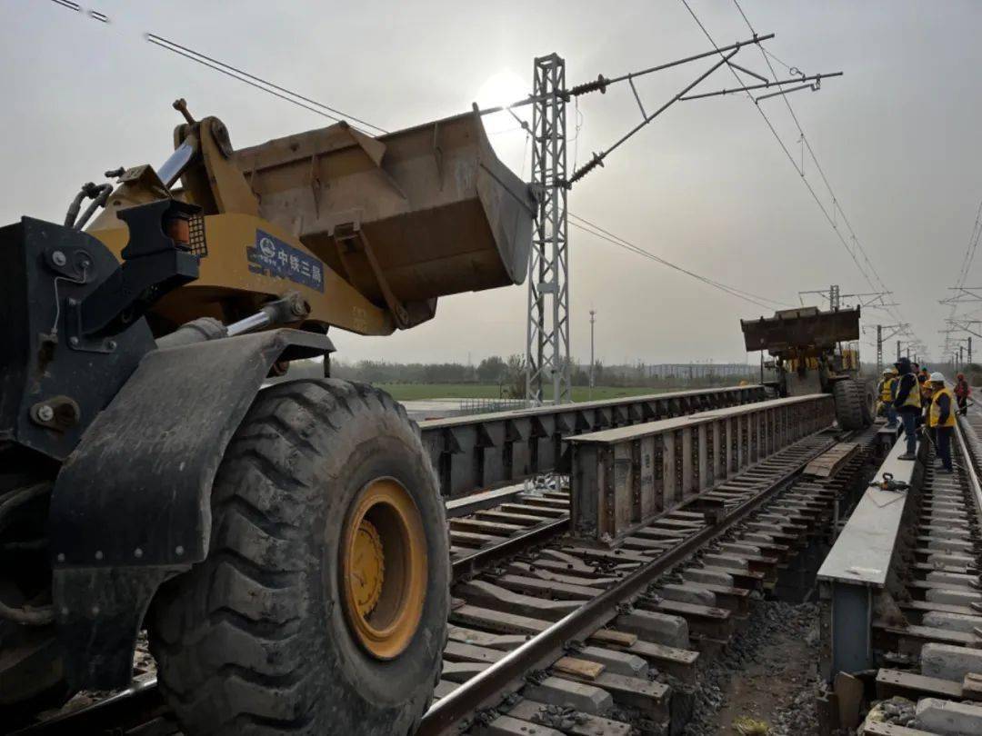 g309青兰线聊城段下穿 京九铁路立交桥工程桥涵顺利顶进就位_施工