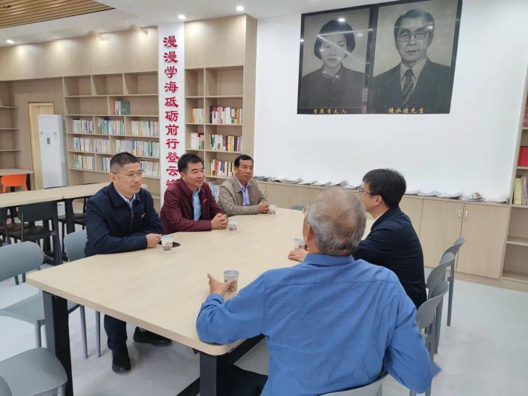 鹏峰中学校长刘长芃等学校领导,相关科室负责人及部分学科骨干教师