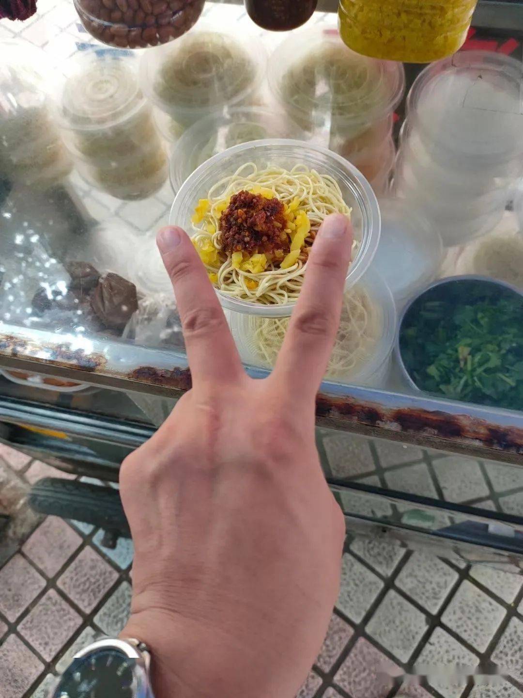 9月28号,袁必鹏发了朋友圈:"今年的最后一天出摊日,@所有人 真的从