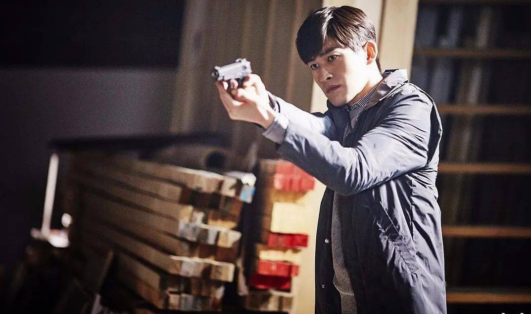 张翰《十宗罪》剧照最近几年的刑侦剧好像陷入了一个误区,以为剧情的"