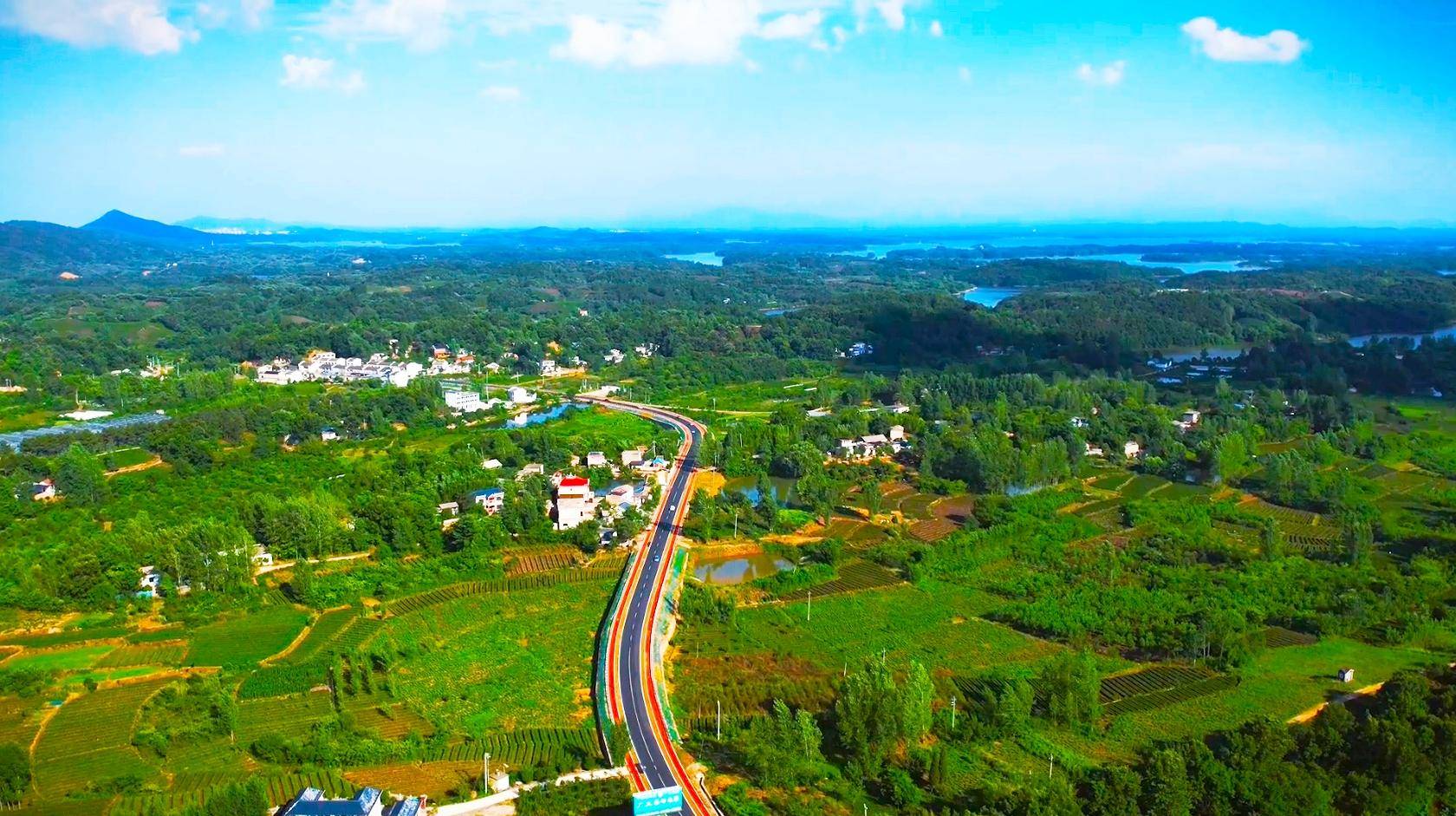 将把浉河区70%的茶山,茶园,景区,景点有机串联,实现了"景景通公路,山