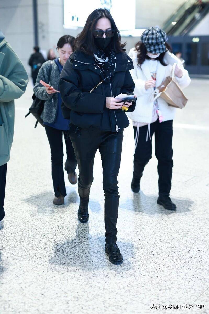 张钧甯现身上海机场,身穿黑色皮裤个性时尚