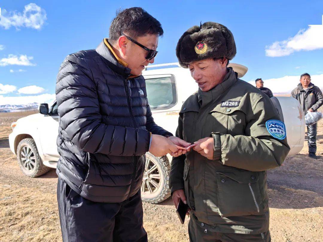 县长普措格来和四大班子和相关部门负责人在安多县委副书记,县长罗杰