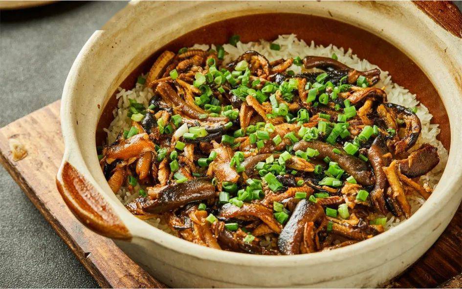 说到煲仔饭,怎么少得了飘香四溢又滋补的黄鳝煲仔饭!
