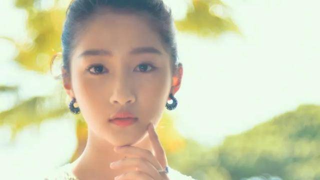 "关晓彤鹿晗恋情再掀风云:甜蜜背后的秘密即将揭晓!