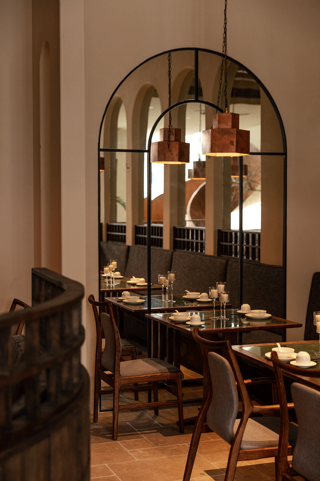 整个餐厅采用南洋混搭风,铺贴艺术砖搭配仿古铁艺门窗,拱形门洞吊顶等