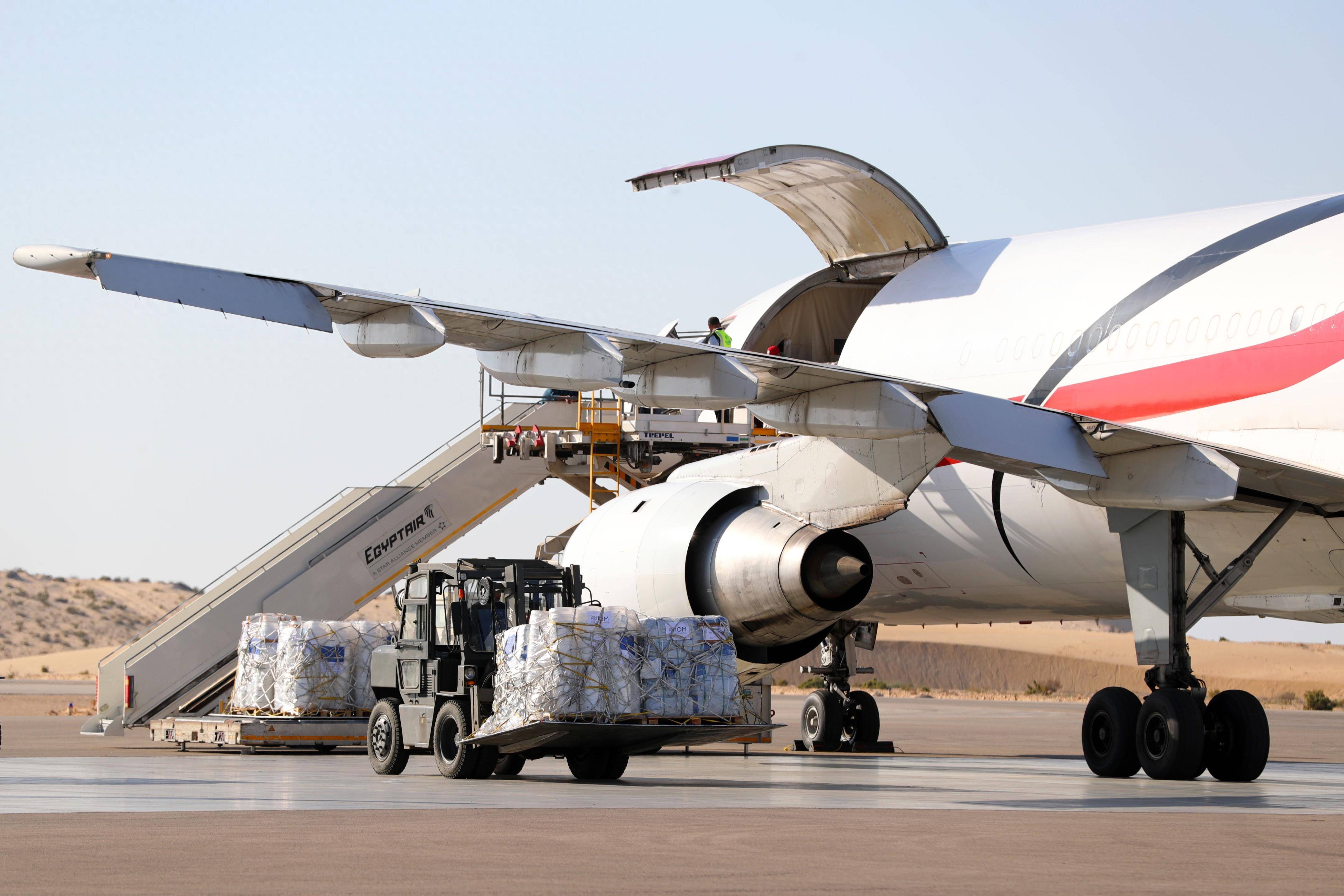 运载人道援助物资的卡车从拉法口岸埃及一侧进入加沙_凤凰网视频_凤凰网