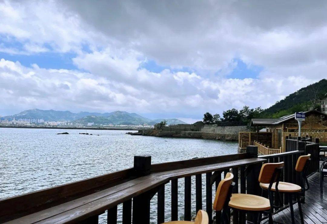 这里背山面海,房舍错落有致,仿若一座落于邃谷青山中的"世外桃源"