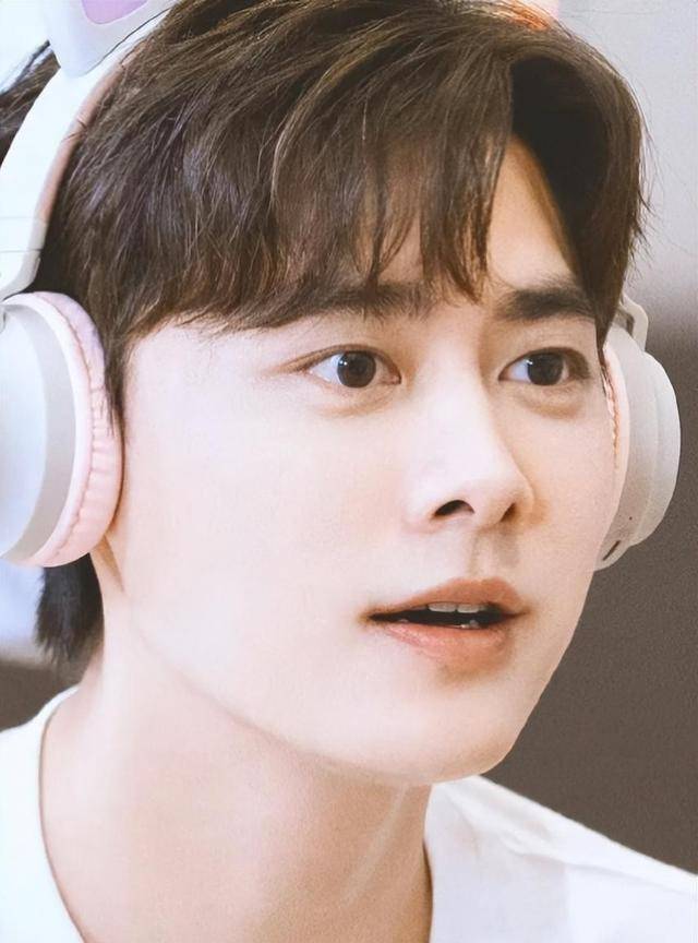 早年在成都长大的李易峰,家境优越却不自大.