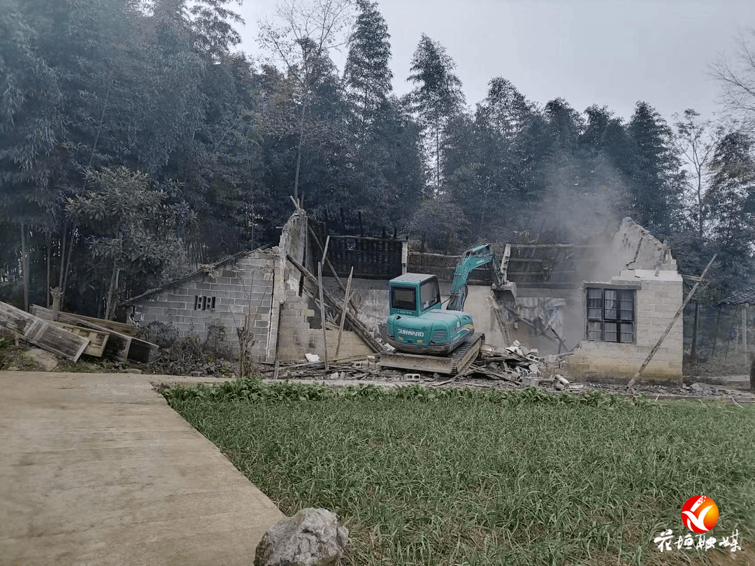 花垣镇漾水坪村:拆除危房消隐患 美化环境促振兴_进行_工作_农村