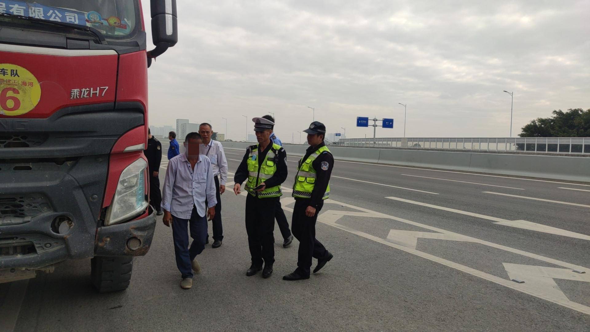 中山:一泥头车超载178%上路被查,司机被记6分罚2000元_车辆_姚某_路段