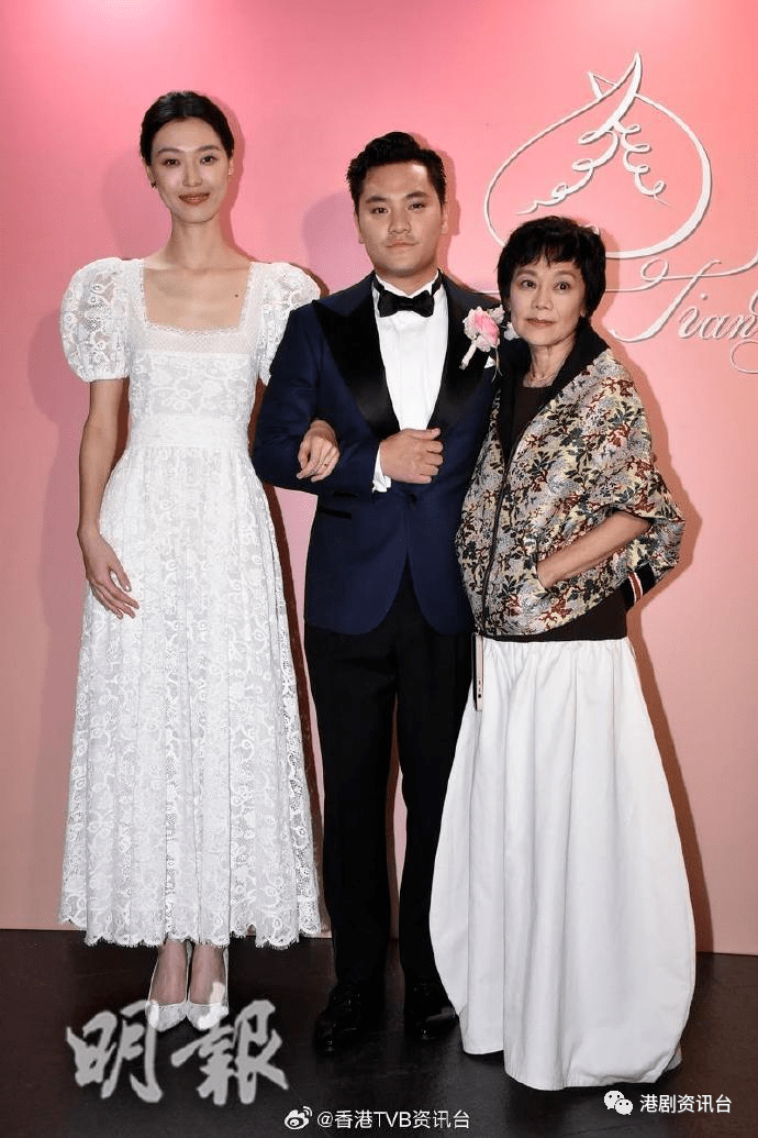 张艾嘉荣升奶奶 儿子王令尘娶超模游天翼 家传之宝赠新抱 -6parkbbs.com